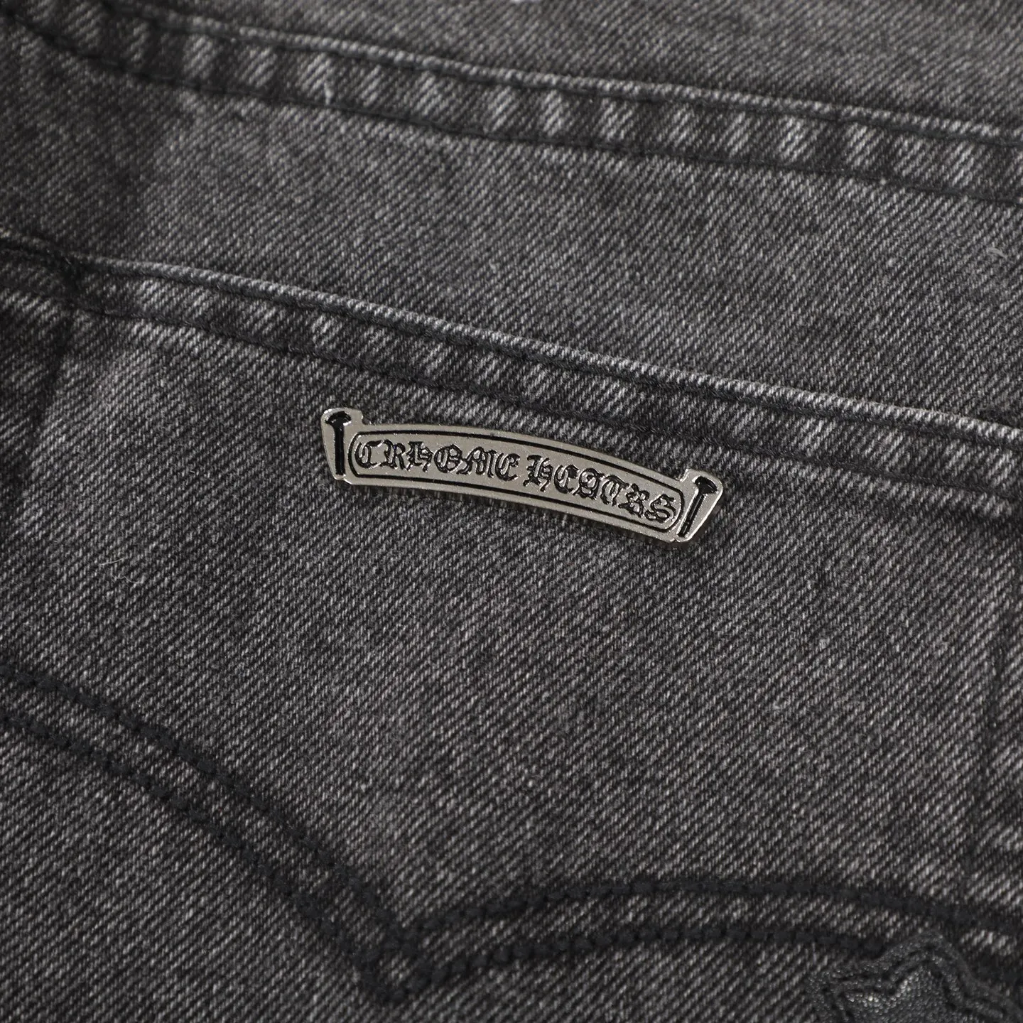 P300 CH Chromehearts black cross-stitched leather black and gray heavy-duty cow king jeans, cabinet price 74W level, patchwork cross pattern embellishment, washed jeans! ! An absolutely high-end luxury product, a 1.9W-level god-level single product, a super popular product, made by top heavy industry, a magic weapon that cannot be missed! [About Zangyin] This is an extremely luxurious fashion brand that can also be called the aristocracy of the high street. It has always been an exclusive brand for some hipsters or rich second generations. Compared with ordinary high streets, it is more luxurious and noble. Compared with luxury brands, it is more fashionable and individual. It has always been a brand that I have a special liking for. [Top heavy industry fashion design] Consistently high-street luxury style. Speaking of this style, the Zangyin family and GU family are definitely the leading representative brands. Especially the Zangyin family has really achieved a state-of-the-art effect in creating high-street style. The unique washed material is used to create this style. The color system is already quite eye-catching. After it is decorated with patchwork cross flowers, it cleverly highlights the charm of the brand. Secondly, this style uses classic The high-waist cutting design highlights the long legs and fashionable temperament of the upper body. The brand is highly recognizable and the slim fit configuration is more suitable for daily wear. It is a product that interprets personality, fashion, and specifications at a glance. This single product is enough to make any fan excited. It can be a white T-shirt for a youthful college style, or a tight suspender for a royal style. It has strong matching ability and can be easily controlled by men.  [Materials and craftsmanship] Needless to say, this point goes without saying. As an excellent craftsman brand, Zangyin’s requirements for details and craftsmanship are really perfect. The washed color of this model has gone through so many processes, not to mention the embellishment of denim appliques. It is also purely hand-made and sewn. Just like what they believe in, only hand-made things have soul and have the meaning of wear. A top-notch heavy-duty fashionable denim item, I look forward to your perfect interpretation! !  Color: black gray Size: 28-36